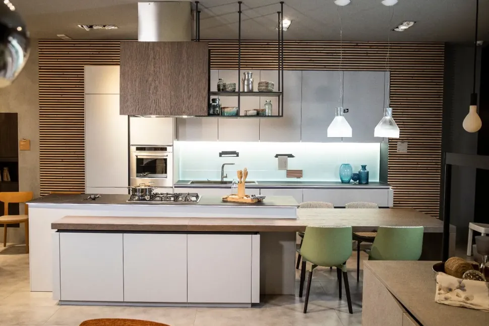 Cucina con isola in laccata opaco a prezzo ribassato 50%