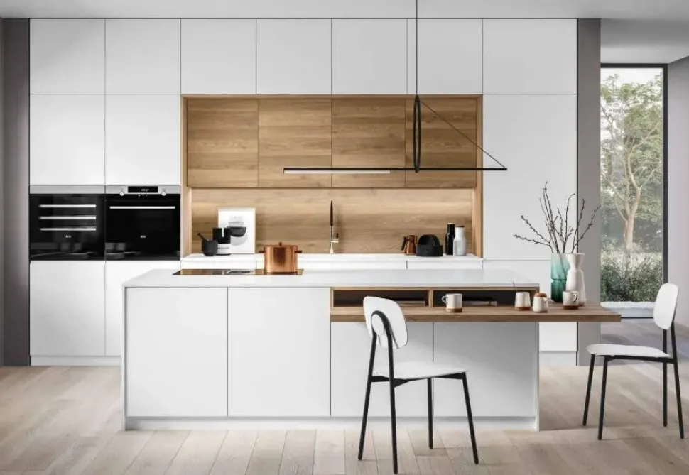 Cucina con isola in laccata opaco bianca J22 a prezzo ribassato