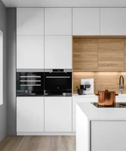 Cucina con isola in laccata opaco bianca J22 a prezzo ribassato