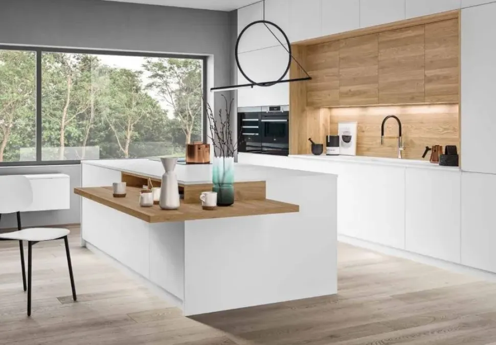 Cucina con isola in laccata opaco bianca J22 a prezzo ribassato