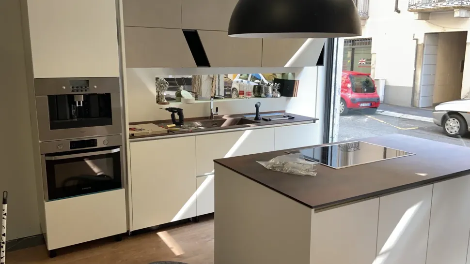 Cucina con isola in laccata opaco a prezzo scontato 52%