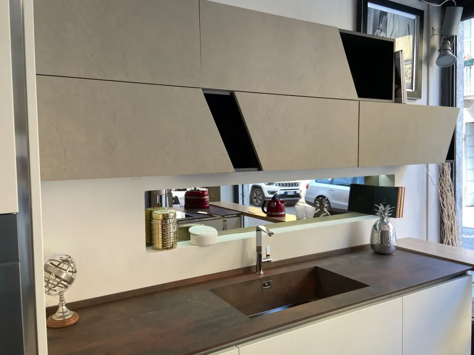 Cucina con isola in laccata opaco a prezzo scontato 52%