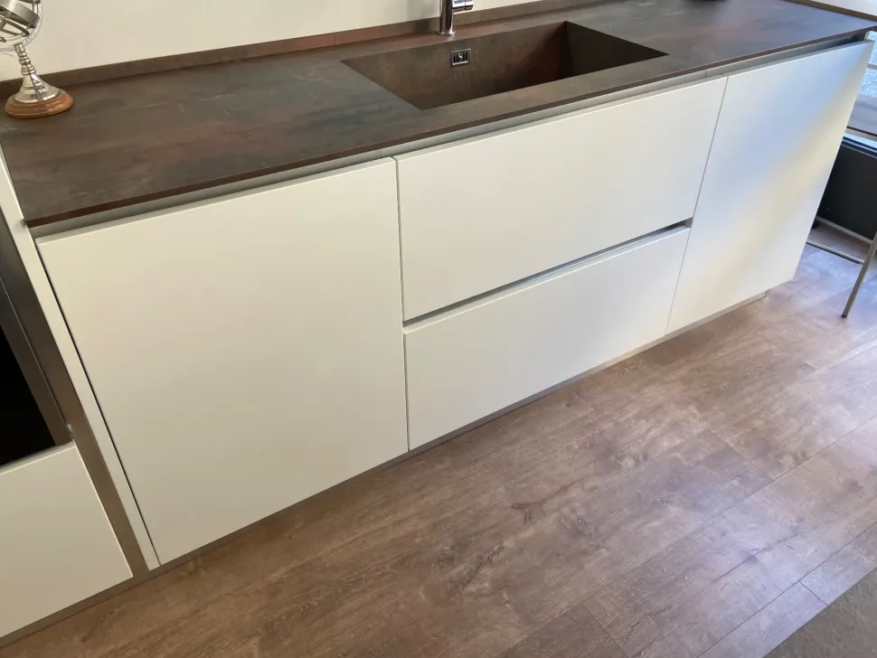 Cucina con isola in laccata opaco a prezzo scontato 52%