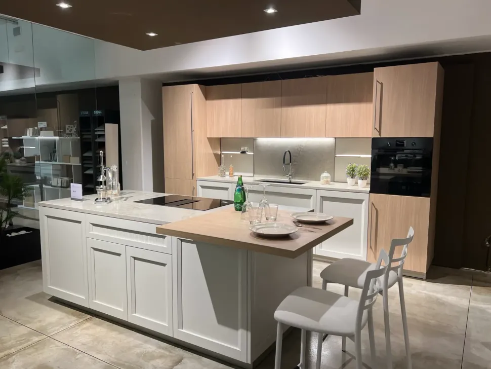 Cucina con isola in laccata opaco a prezzo ribassato 62%