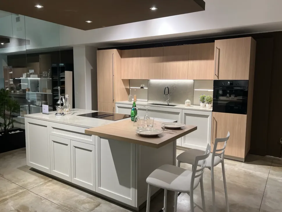 Cucina con isola in laccata opaco a prezzo ribassato 62%