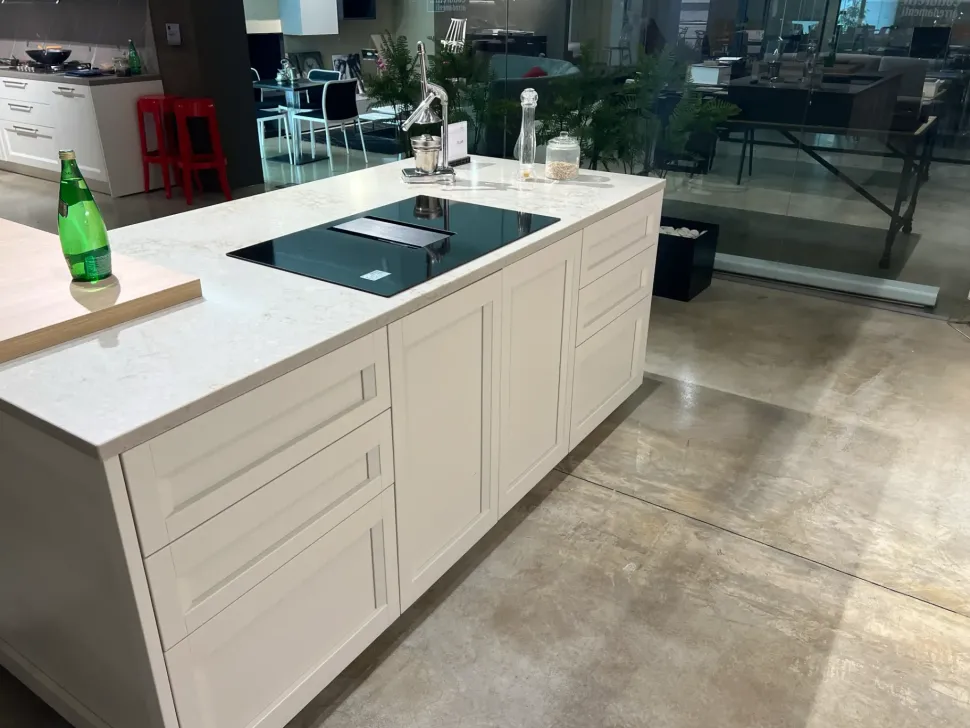 Cucina con isola in laccata opaco a prezzo ribassato 62%