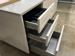 Cucina con isola in laccata opaco a prezzo ribassato 62%