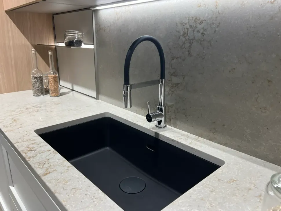 Cucina con isola in laccata opaco a prezzo ribassato 62%