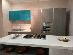 Cucina con isola in laminato materico blu Melissa a prezzo scontato