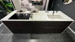 Cucina con isola in laminato materico a prezzo scontato 55%