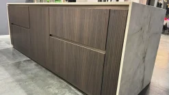 Cucina con isola in laminato materico a prezzo scontato 55%