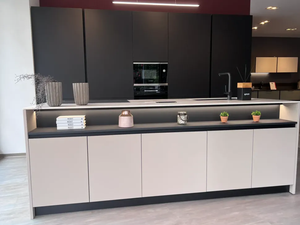 Cucina con isola in laminato opaco a prezzo ribassato 31%