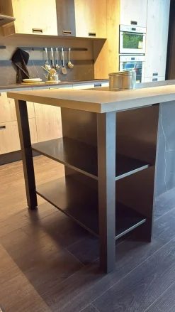 Cucina con isola in laminato materico a prezzo ribassato 52%