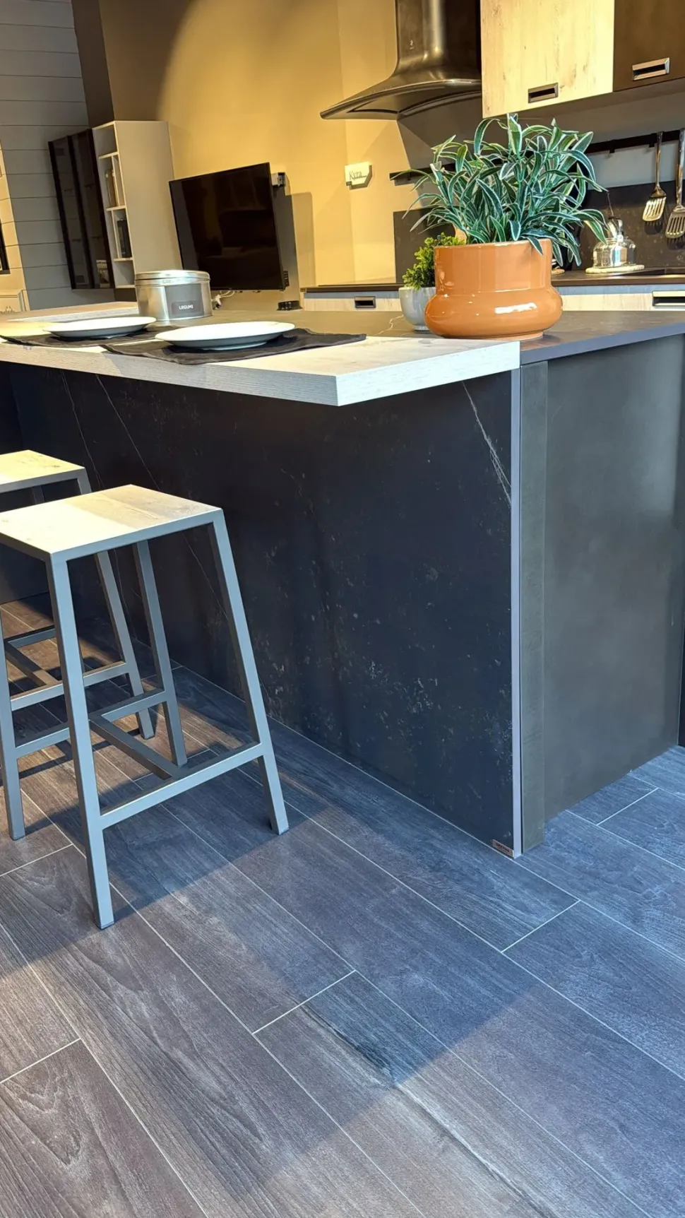 Cucina con isola in laminato materico a prezzo ribassato 52%