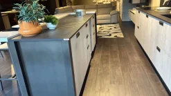 Cucina con isola in laminato materico a prezzo ribassato 52%
