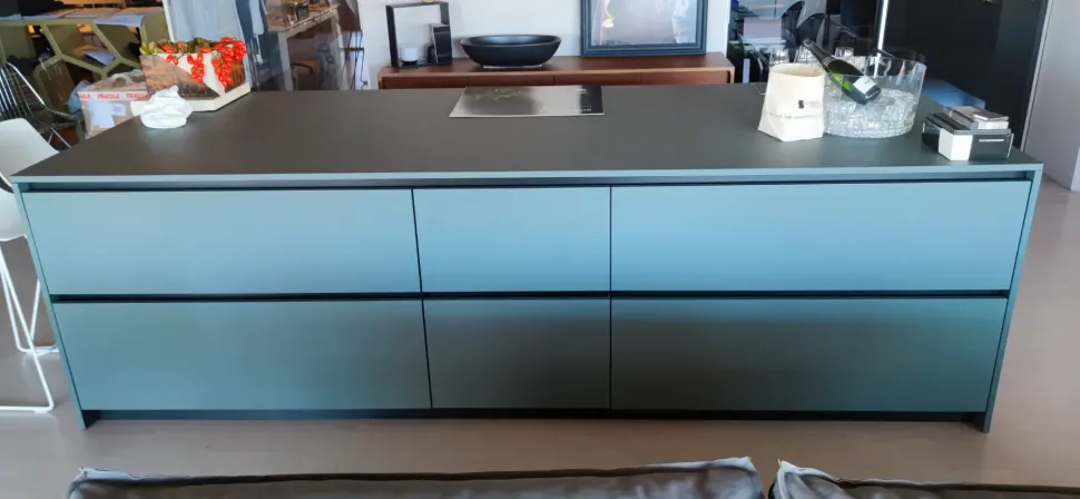Cucina con isola in laminato opaco modello Cucina e isola in fenix verde commodoro ad un prezzo riservato