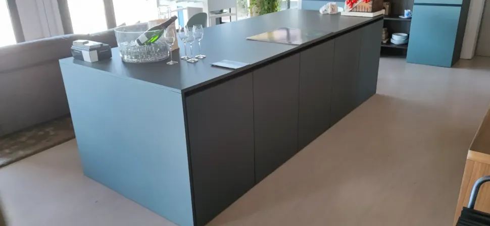 Cucina con isola in laminato opaco modello Cucina e isola in fenix verde commodoro ad un prezzo riservato