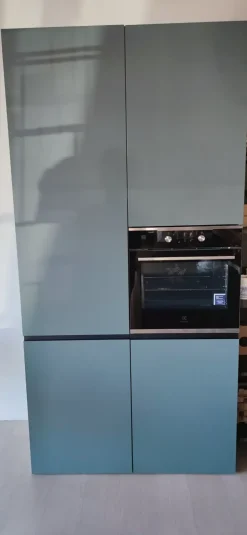 Cucina con isola in laminato opaco modello Cucina e isola in fenix verde commodoro ad un prezzo riservato