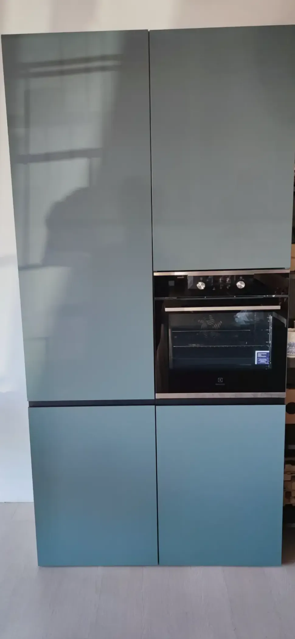 Cucina con isola in laminato opaco modello Cucina e isola in fenix verde commodoro ad un prezzo riservato