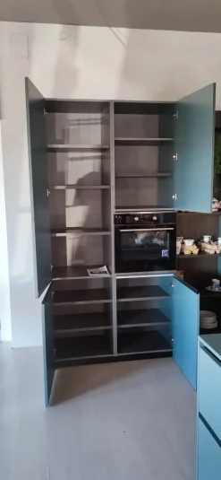 Cucina con isola in laminato opaco modello Cucina e isola in fenix verde commodoro ad un prezzo riservato