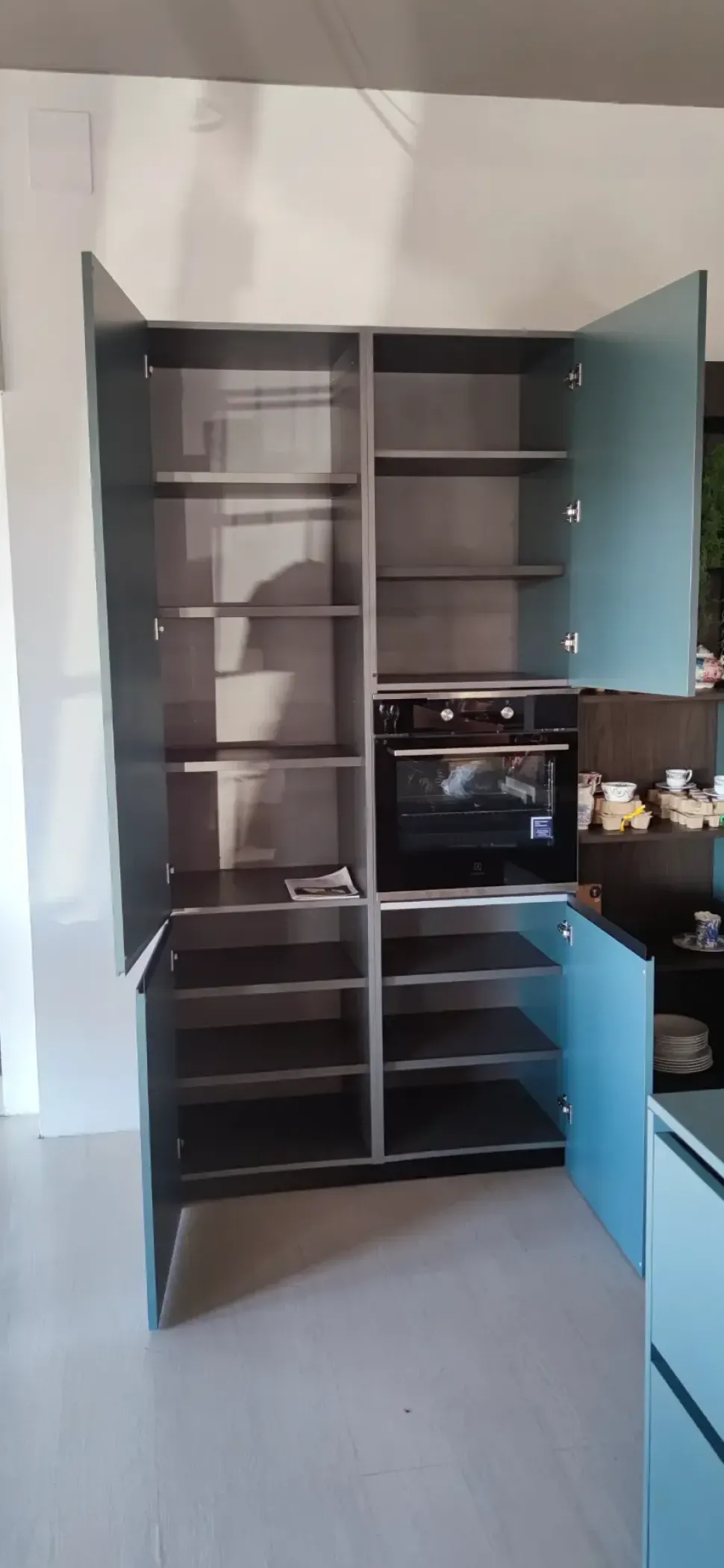 Cucina con isola in laminato opaco modello Cucina e isola in fenix verde commodoro ad un prezzo riservato