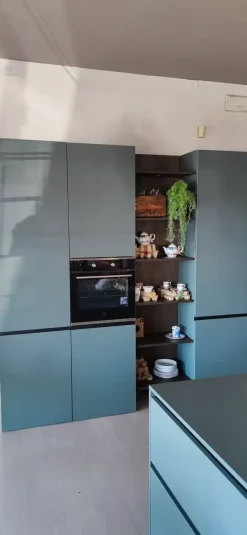 Cucina con isola in laminato opaco modello Cucina e isola in fenix verde commodoro ad un prezzo riservato