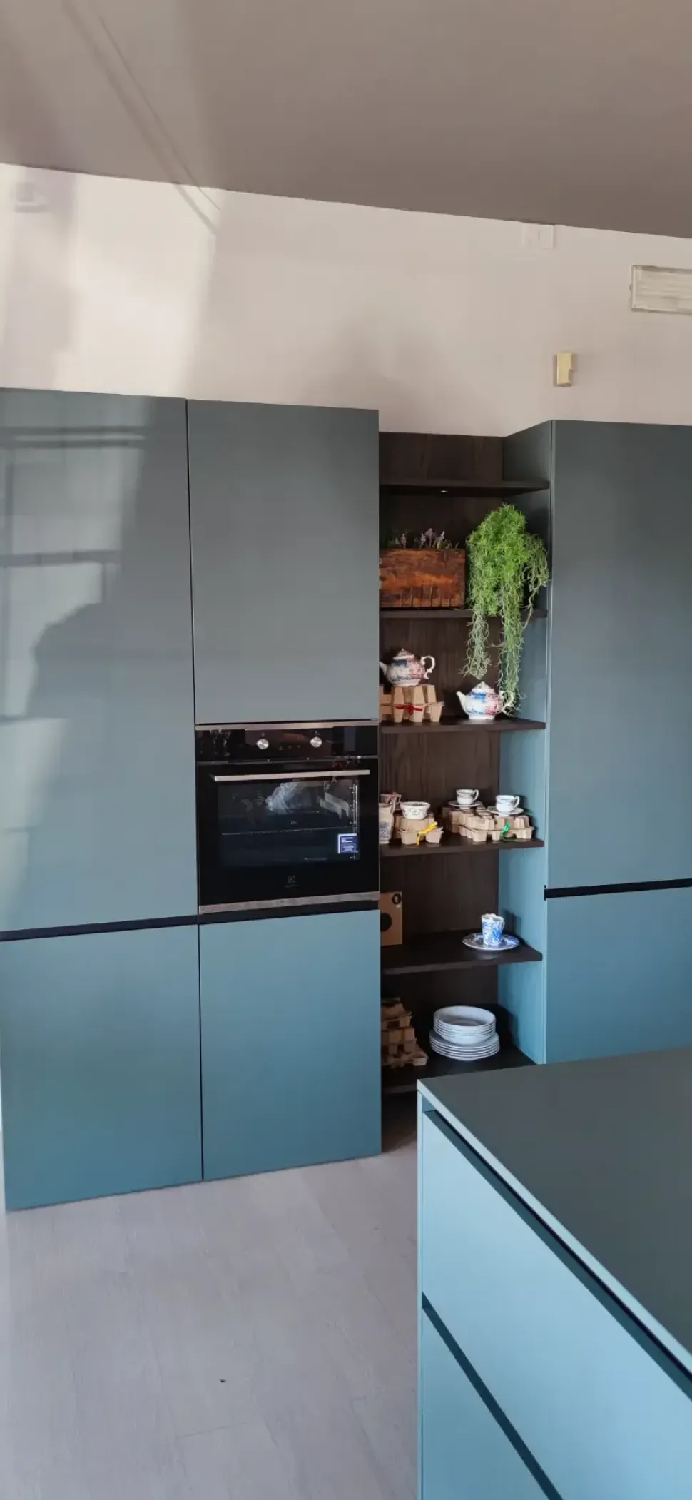 Cucina con isola in laminato opaco modello Cucina e isola in fenix verde commodoro ad un prezzo riservato