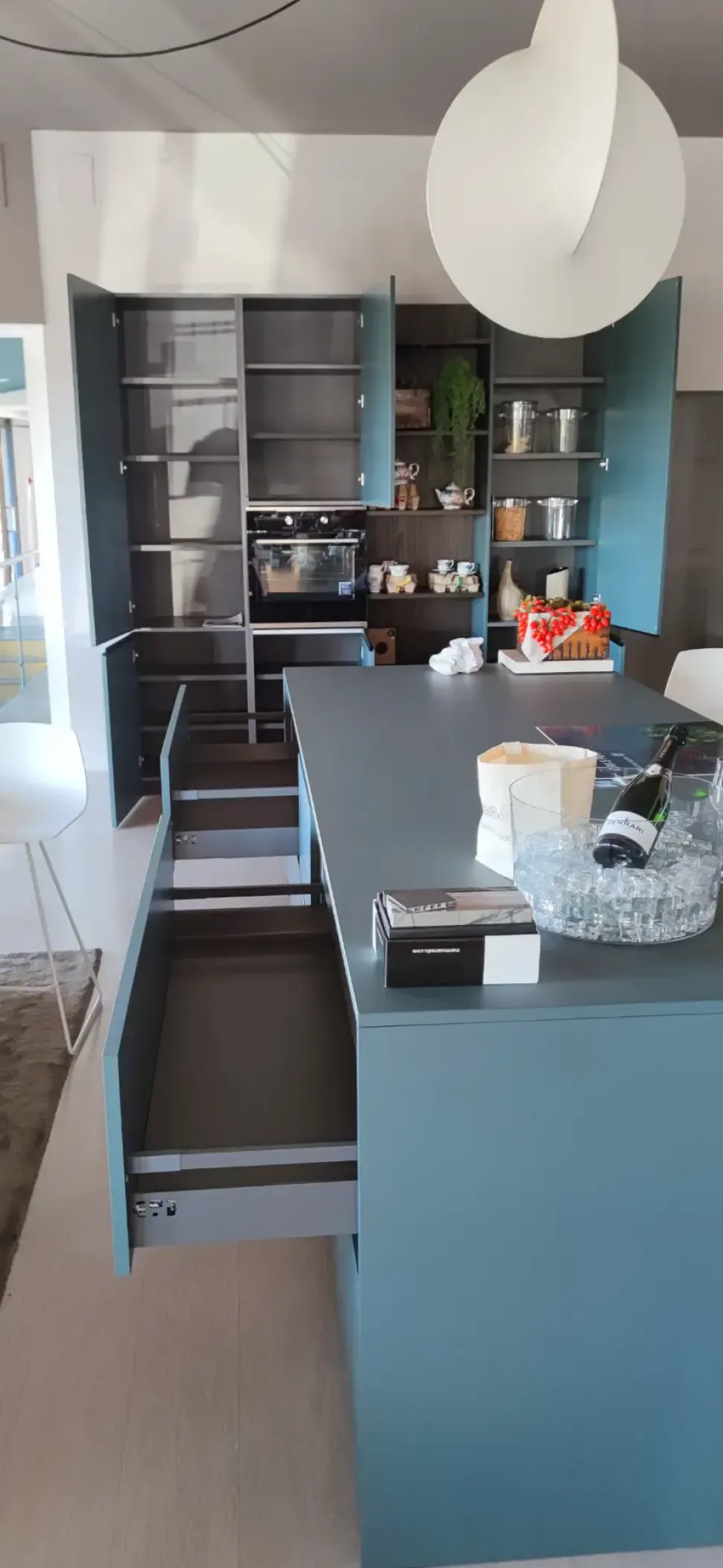 Cucina con isola in laminato opaco modello Cucina e isola in fenix verde commodoro ad un prezzo riservato