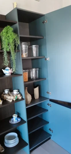 Cucina con isola in laminato opaco modello Cucina e isola in fenix verde commodoro ad un prezzo riservato