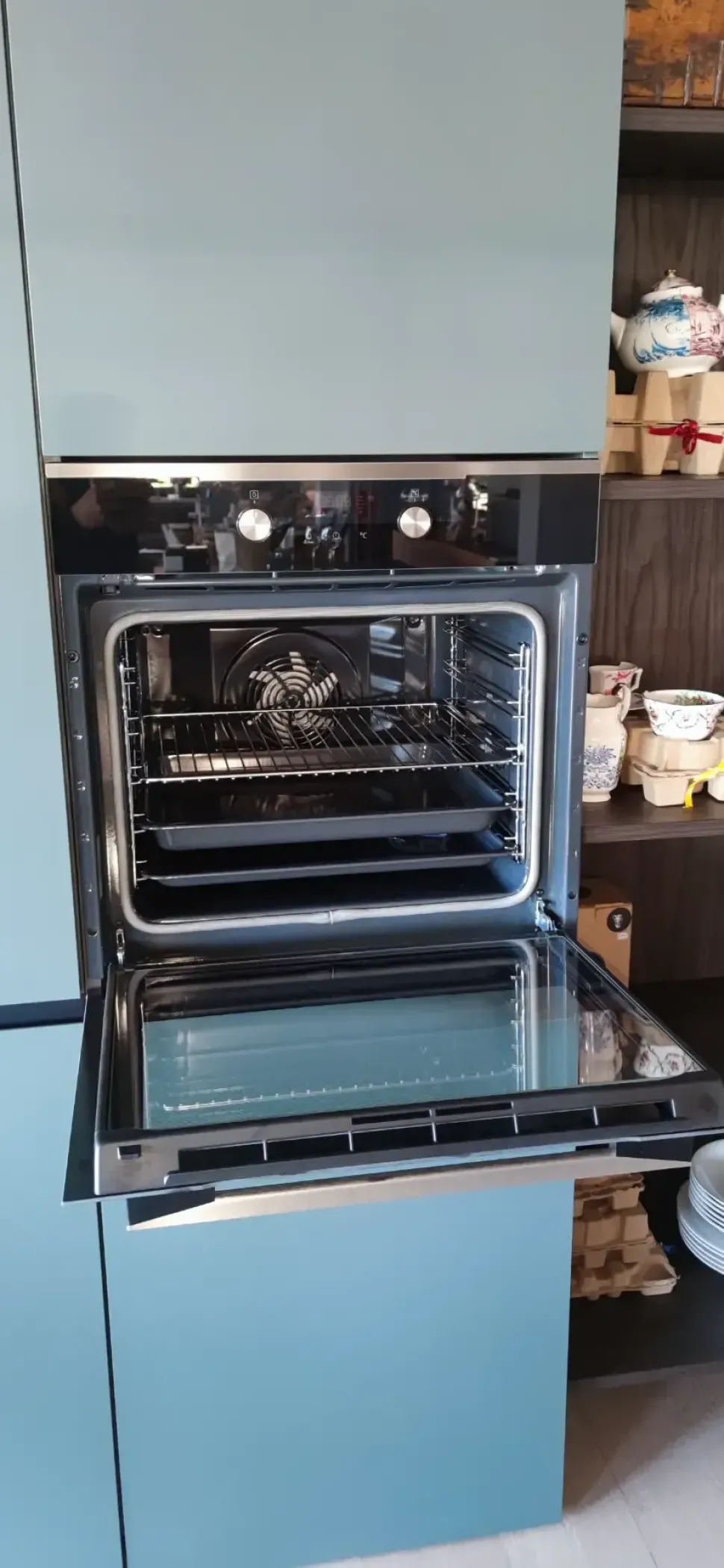 Cucina con isola in laminato opaco modello Cucina e isola in fenix verde commodoro ad un prezzo riservato