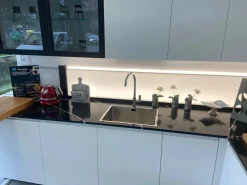 Cucina con isola in laminato opaco a prezzo ribassato 47%