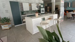 Cucina con isola in nobilitato bianca Green a prezzo ribassato