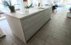 Cucina con isola in nobilitato bianca Green a prezzo ribassato