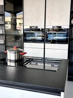 Cucina con isola in nobilitato a prezzo scontato 50%