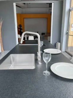 Cucina con isola in nobilitato a prezzo scontato 50%