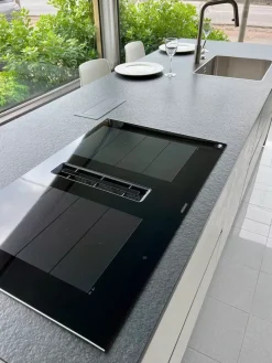 Cucina con isola in nobilitato a prezzo scontato 50%