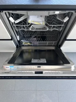 Cucina con isola in nobilitato a prezzo scontato 50%