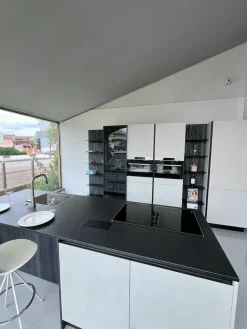 Cucina con isola in nobilitato a prezzo scontato 50%