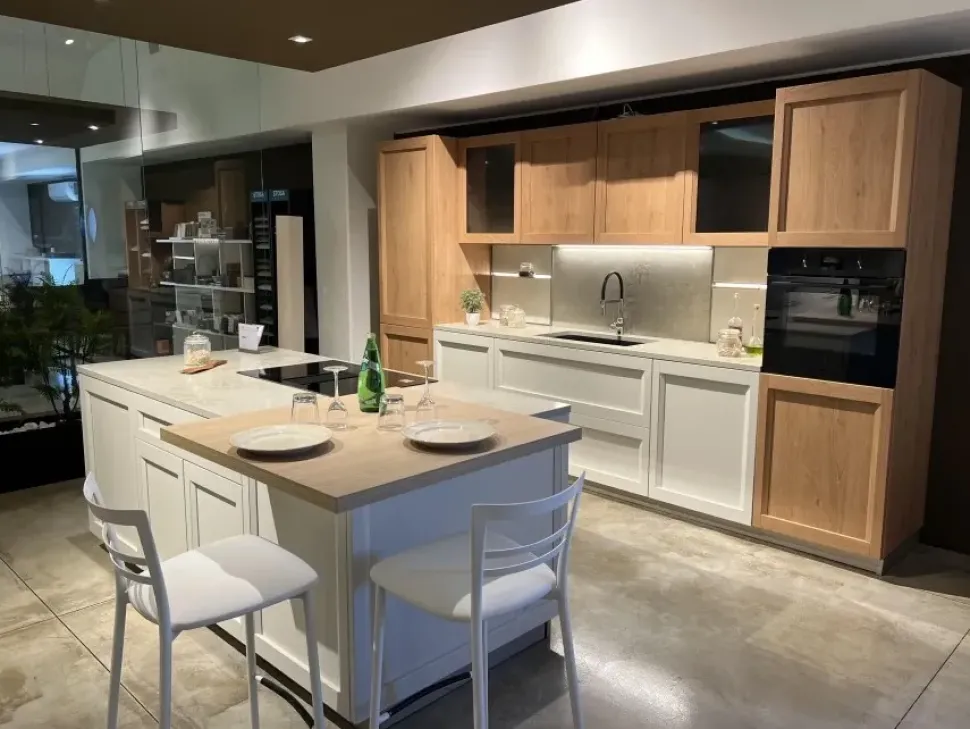 Cucina con isola in nobilitato bianca Palio a prezzo ribassato