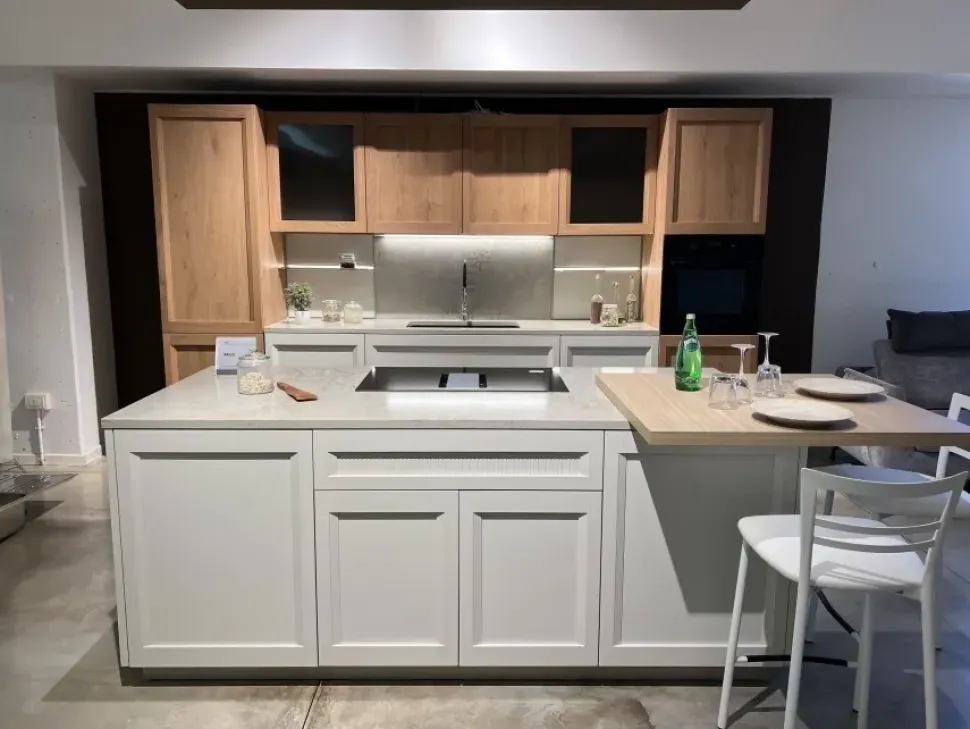 Cucina con isola in nobilitato bianca Palio a prezzo ribassato