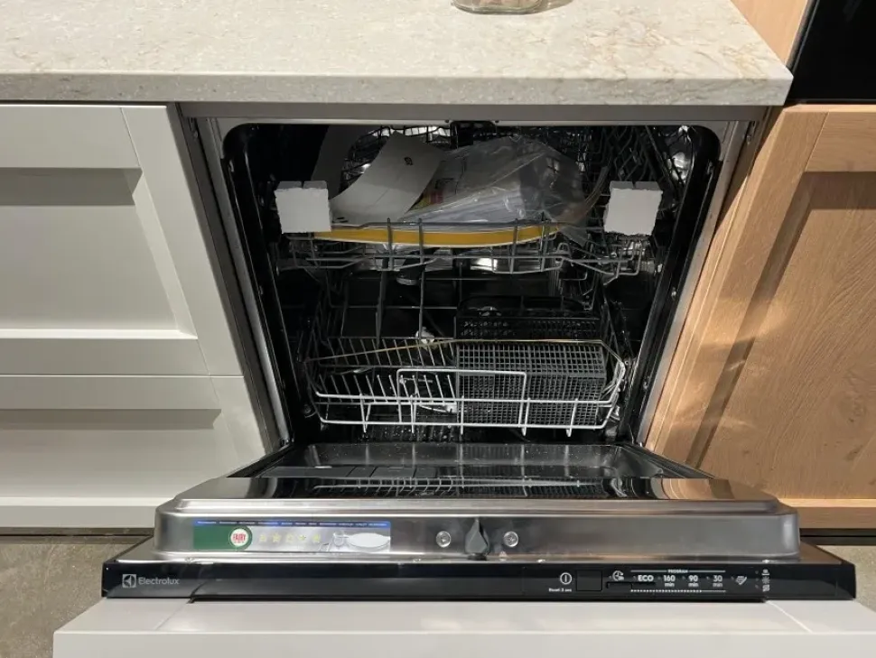 Cucina con isola in nobilitato bianca Palio a prezzo ribassato