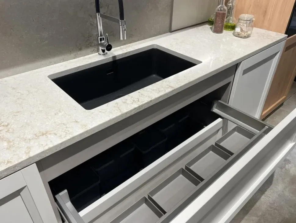 Cucina con isola in nobilitato bianca Palio a prezzo ribassato