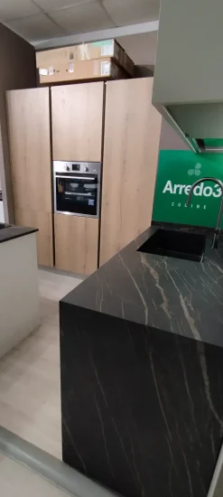Cucina con isola in polimerico a prezzo scontato 60%