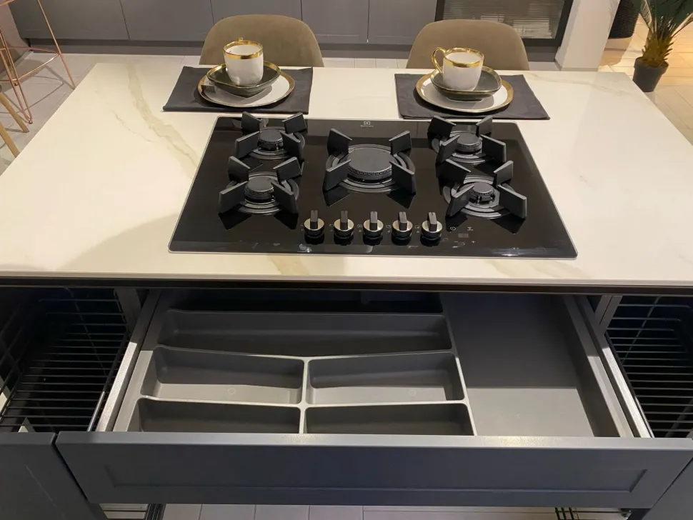 Cucina con isola in polimerico opaco blu Gaia a prezzo scontato