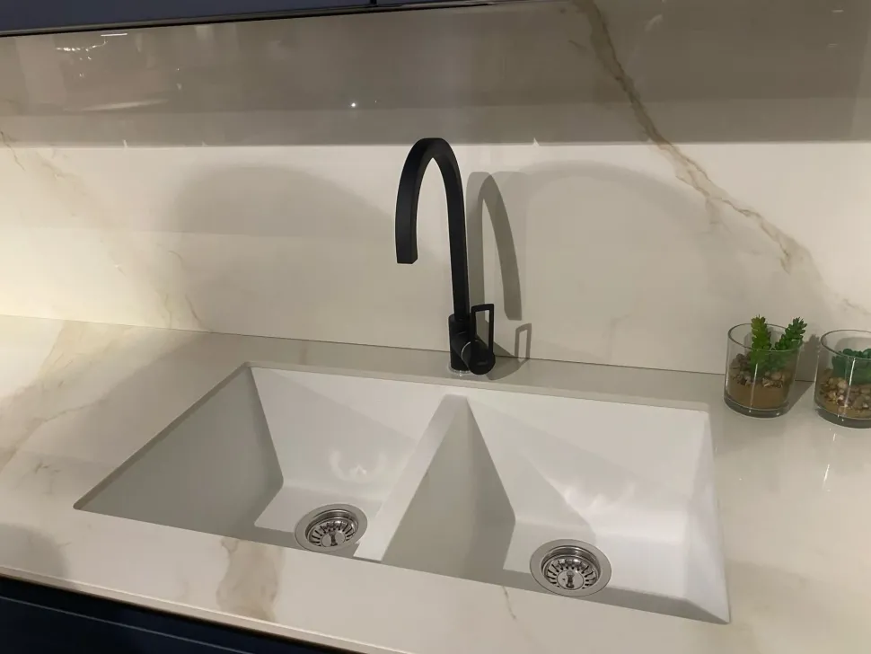 Cucina con isola in polimerico opaco blu Gaia a prezzo scontato