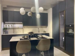 Cucina con isola in polimerico opaco blu Gaia a prezzo scontato