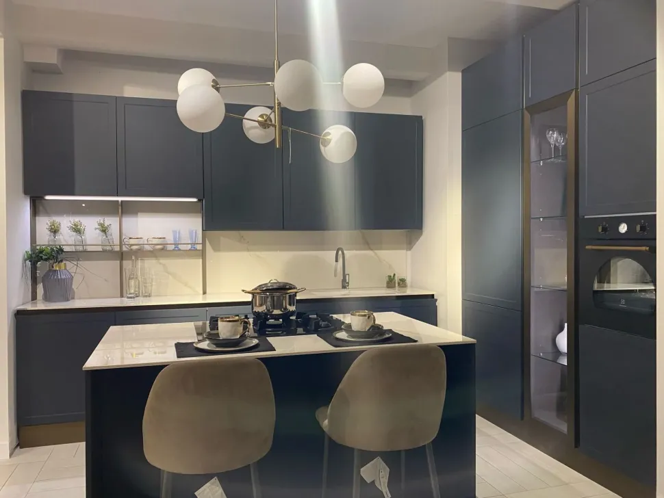 Cucina con isola in polimerico opaco blu Gaia a prezzo scontato