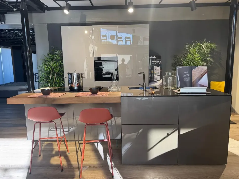 Cucina con isola in vetro a prezzo scontato 45%
