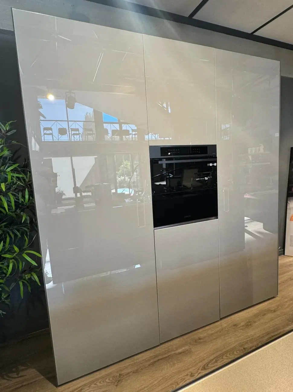 Cucina con isola in vetro a prezzo scontato 45%