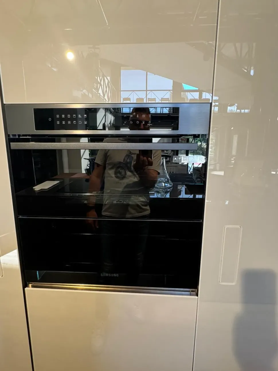 Cucina con isola in vetro a prezzo scontato 45%